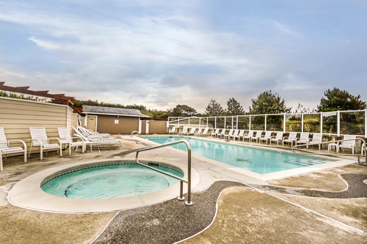 Family Beach Condo Westport Exterior photo