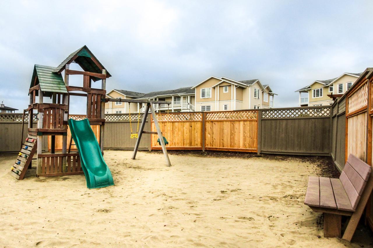 Family Beach Condo Westport Exterior photo