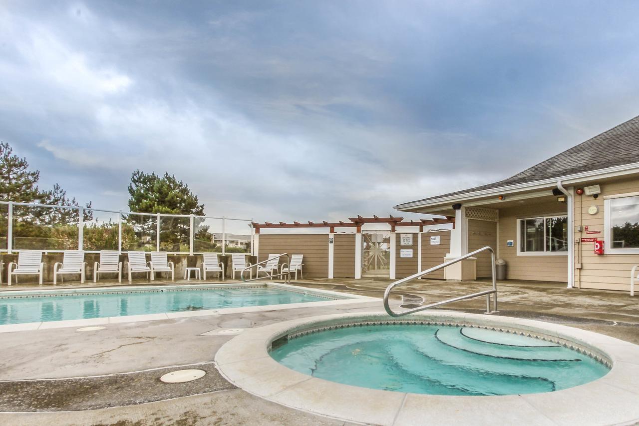 Family Beach Condo Westport Exterior photo